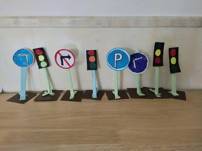 黎城紫丹幼儿园海豚班——《制作交通标志牌》