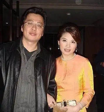 丁健的前妻叫肖烨.她是一个温柔的女人.她与丁健结婚多年,有两个孩子.