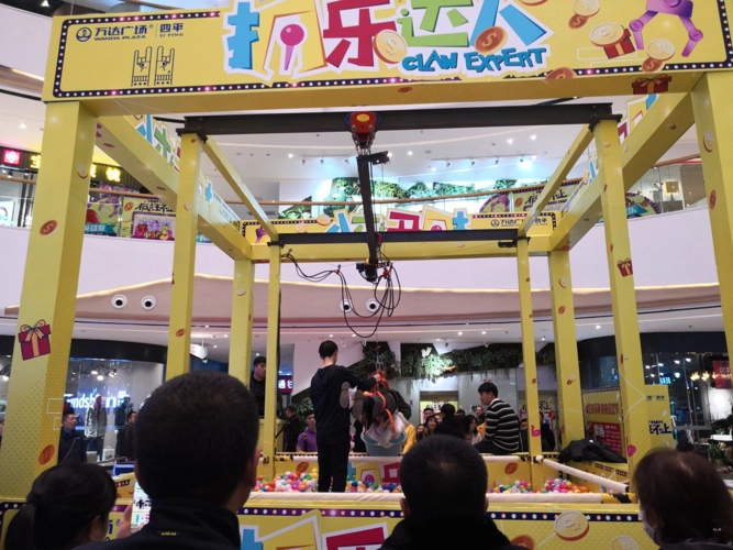 我市现真人版抓娃娃机引众多市民热议和体验