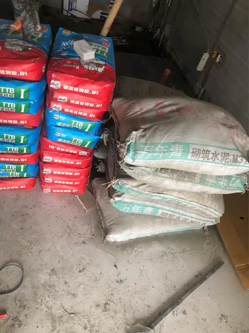 水泥现在都是39一袋 沙子9块钱一袋  1个月前水泥还是27元 啧啧 太贵
