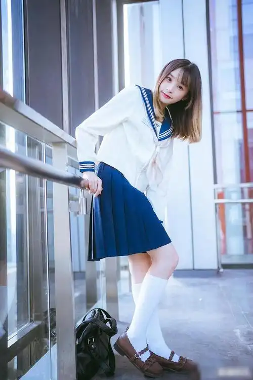 白色长筒袜配小皮鞋少女的最爱