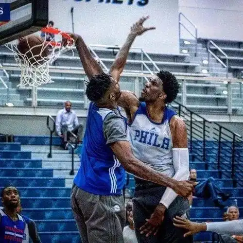 状元艾顿脚踩大帝恩比德嘴角含笑