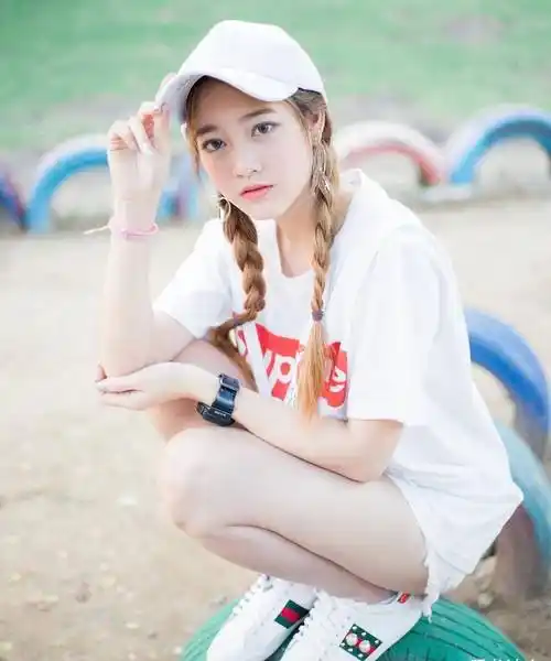 青春女生的日常生活照,各种不同的穿搭,展现出百变的迷人魅力_姐姐