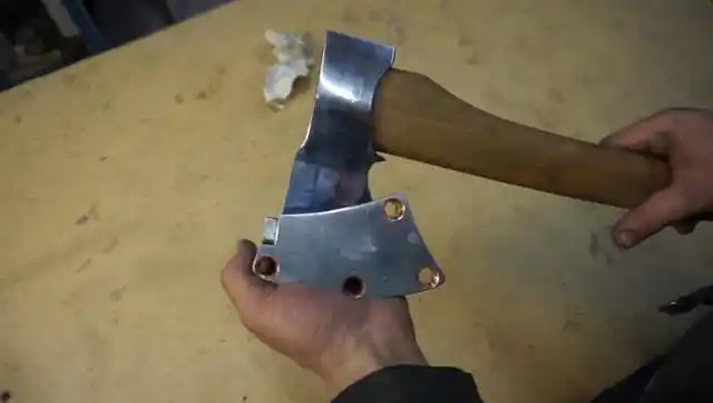 牛人给斧子做了个金属外套,这做工真是美极了!