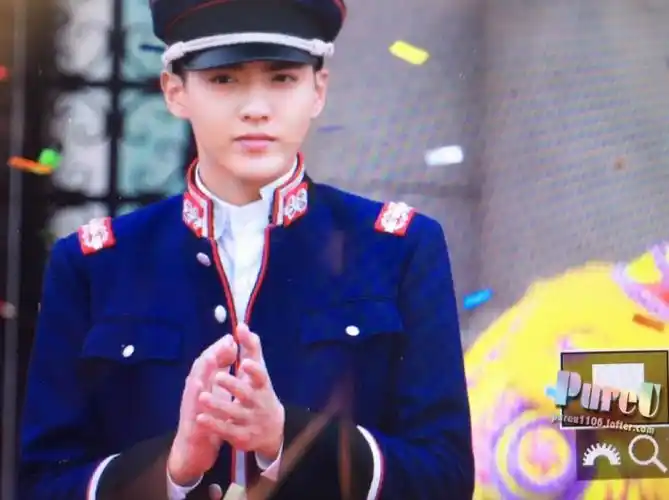 吴亦凡穿军装玩制服诱惑 剑眉星目英姿挺拔