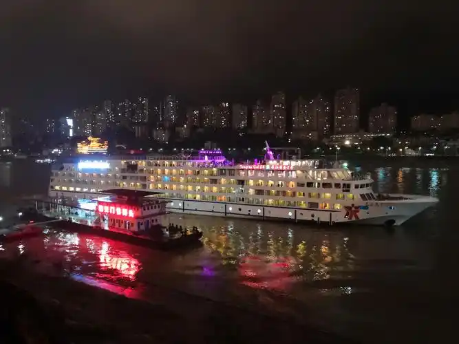 重庆游(五)——洪崖洞夜间灯光秀,李子坝轻轨穿楼过"网红车站".