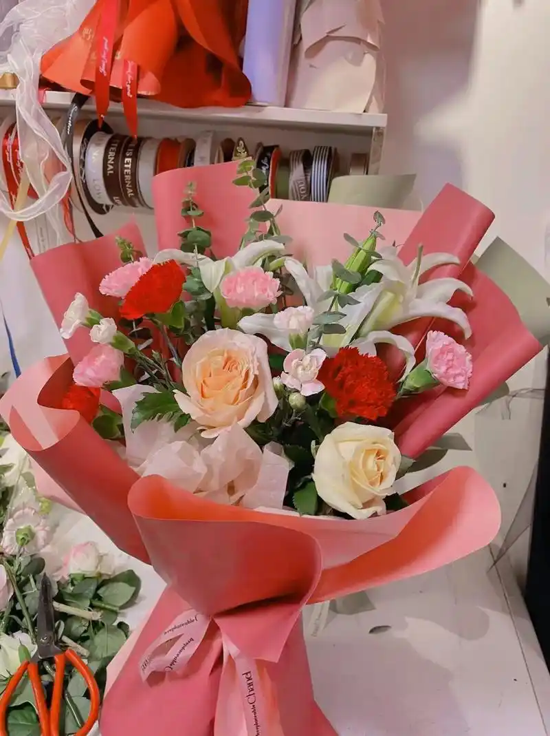 母亲节收到宝贝儿子送的鲜花,倍感温暖,谢谢儿子,也祝愿天下母 - 抖音