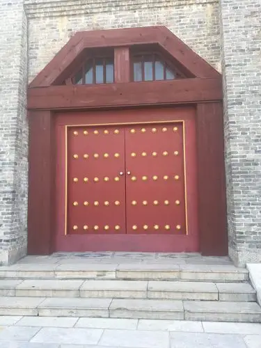 朱红的大门,显示了封建专制权力的威严.