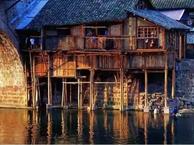 吊脚楼属于干栏式建筑,但与一般所指干栏有所不同.