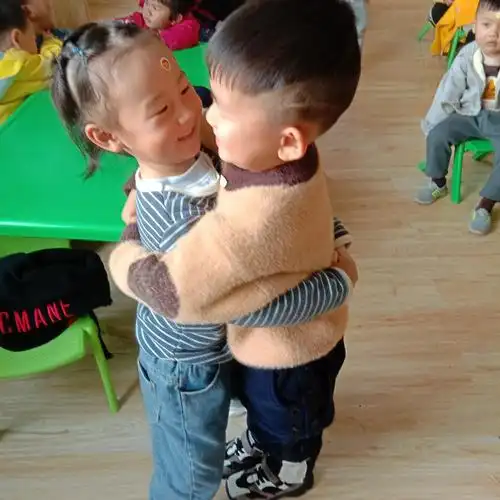 拥抱礼仪,两个小朋友拥抱