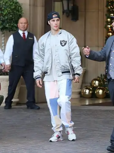 在身高这方面,海莉出门的时候还是非常照顾比伯的形象来着.