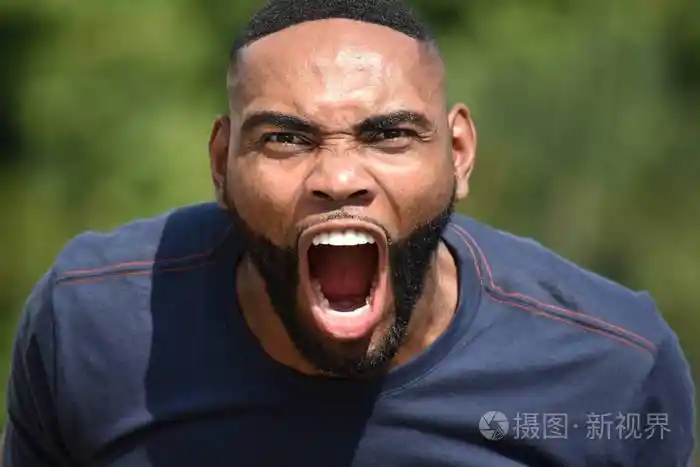 疯狂的非洲男性