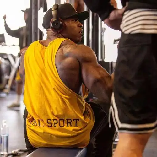 小伙健身房门口约架健体冠军却惨遭暴揍20秒内被抱摔2次