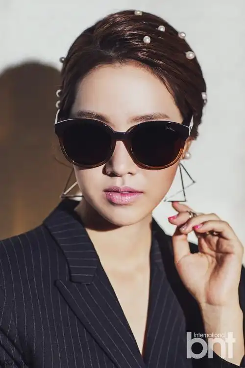 组图:韩星陈世妍写真 黑bra秀沟变妖娆猫女