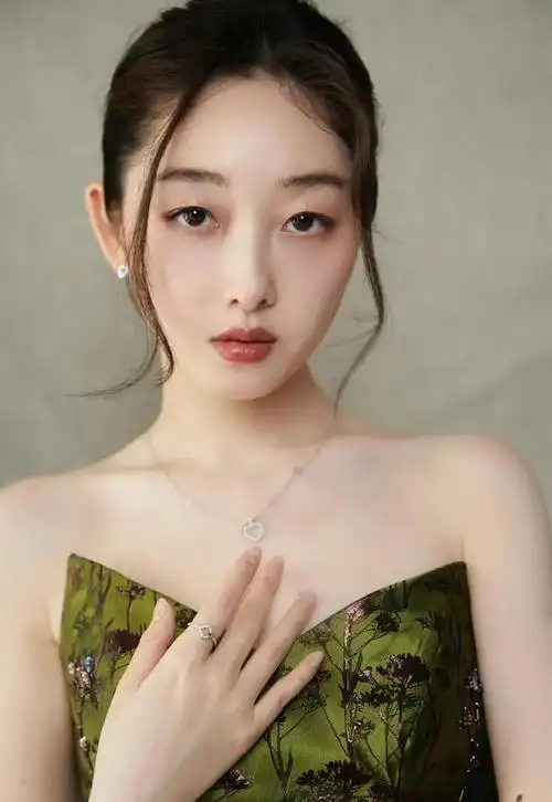 蒋梦婕荧光绿抹胸礼服很漂亮有点贵冷白皮和绿色真的配