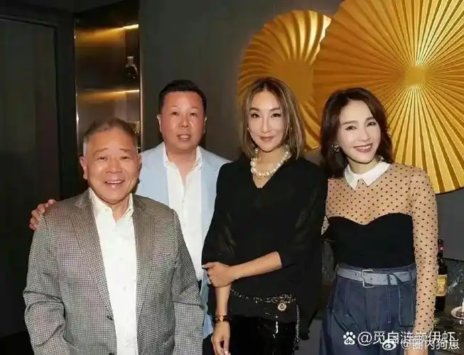 黎姿保养得太好了!把老公都熬老了!两人看上去不像夫妻,更像父女.