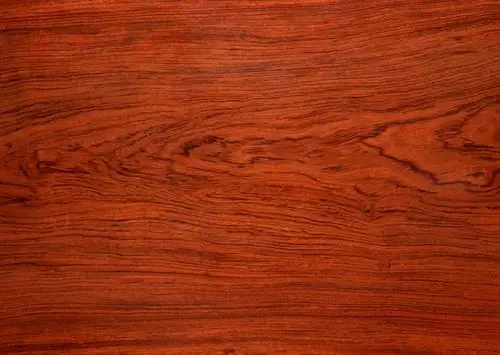 红木,它区别于其他木材的最明显之处在于其木纹在深红色中常常夹有深