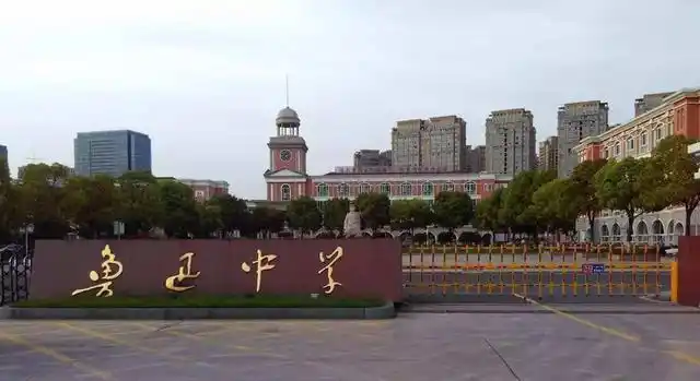 而今年浙江高考成绩前十强依次来自于温州中学,淳安中学,镇海中学