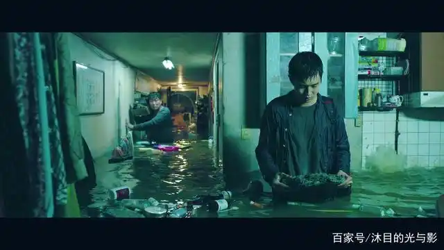 《寄生虫》,富贵不是鄙夷的托词,贫穷更不是作恶的理由