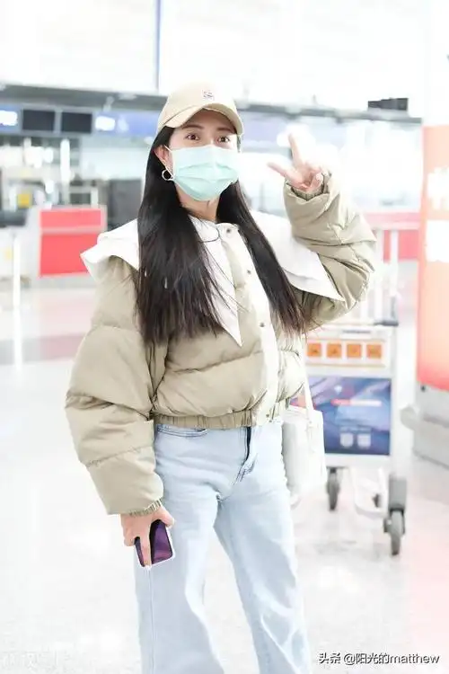 街拍包文婧卡其色大领羽绒服牛仔裤棒球服温暖吸睛