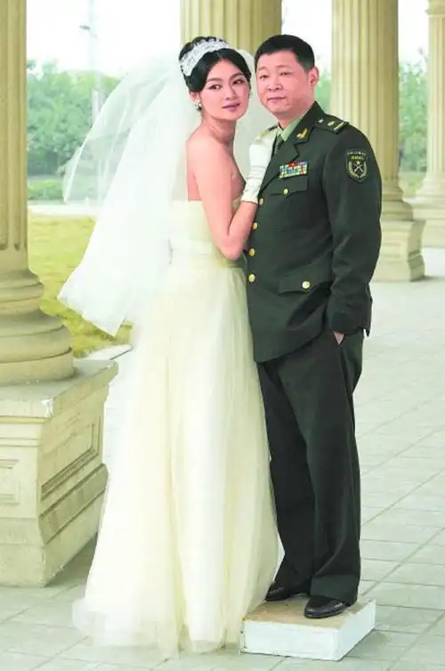 48岁三德子娶小16岁名模,一家四口隐居山林养鸡