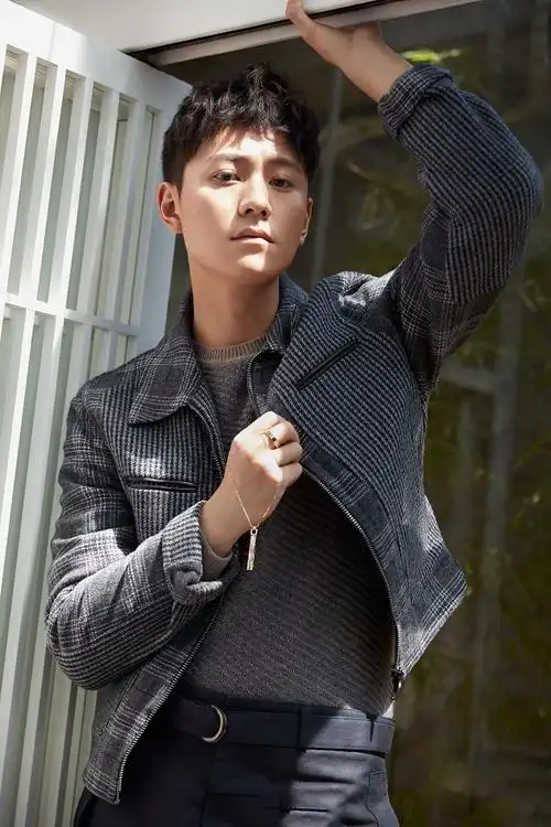 秦俊杰时尚杂志封面写真帅气图片