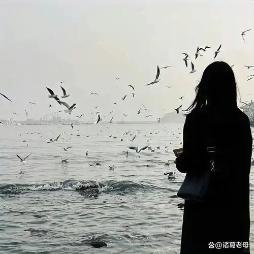 还有些人会用背影做头像,用背影的人,防御心比较强,不太想让你看到他