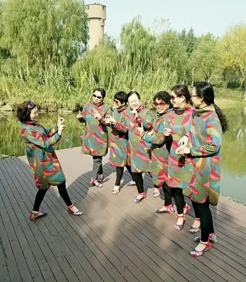 摆好姿势,拍照了.