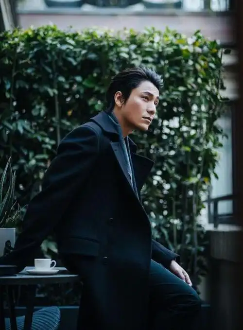 近日,出现在米兰时装周看秀的陈坤弄起"大背头"的发型,五官深邃迷人