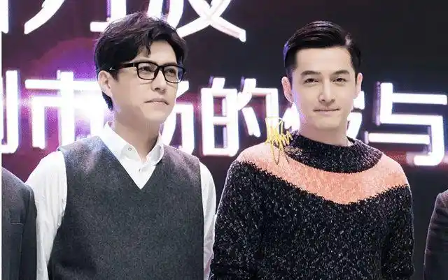 胡歌聚会被拍送好友们回住处赠礼物拥抱告别照顾周到有礼貌