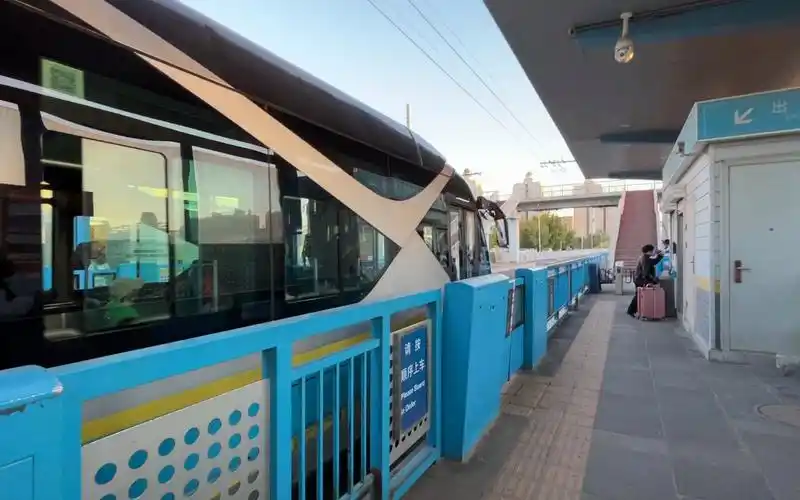 【北京公交】快速公交3号线9525485车组驶出地铁天通苑北站 / 2022年