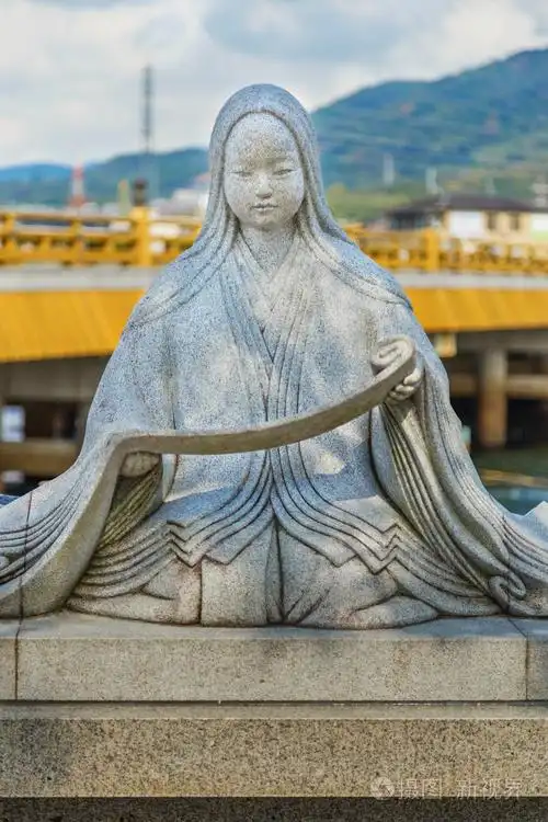 在京都紫式部雕像