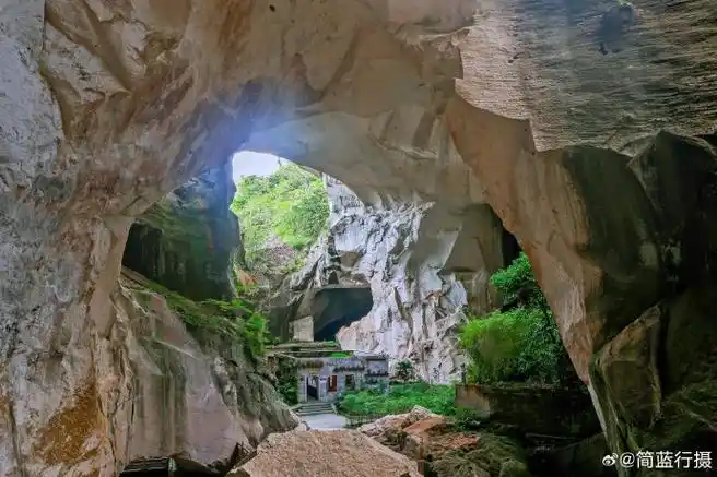 然后打车或坐"长屿硐天旅游环线"直达  97火车站打车到景点30元左右