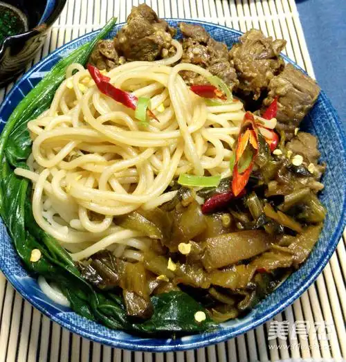 老坛酸菜炖牛腩拌面