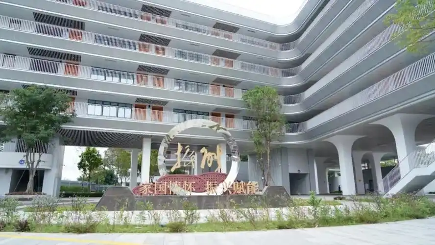 走进名校百年观澜薪火相传深圳市观澜中学打造教育典范