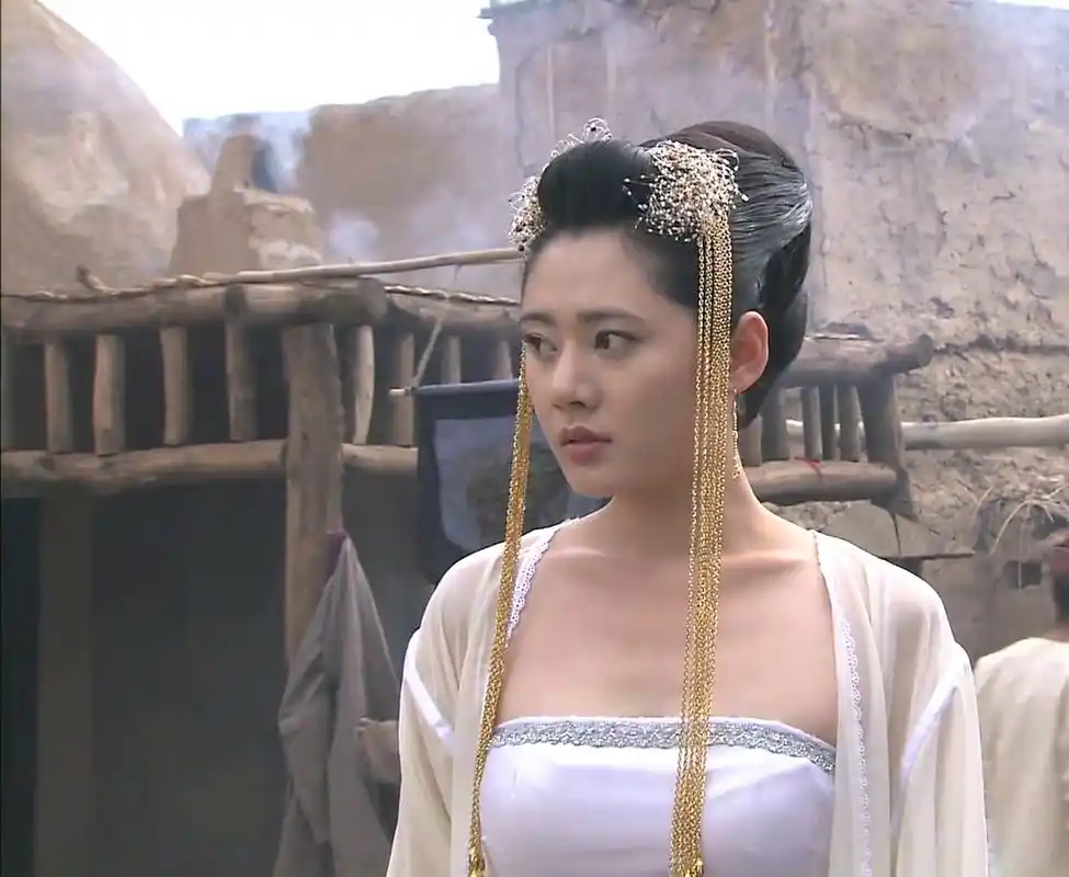 《楚留香传奇》中秋瓷炫扮演石观音,她不仅是沙漠中最美丽的女子,同时