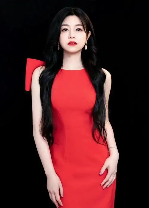 39岁陈妍希不低调了一袭中国红长裙登台献唱气质很出众