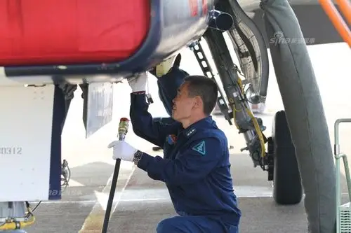 都是帅小伙儿!珠海航展上各国的飞行员和地勤