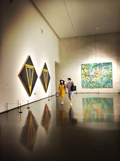 今天撇下慕容铁蛋儿和朋友去看了成都双年展,成都美术馆太棒了,拘有