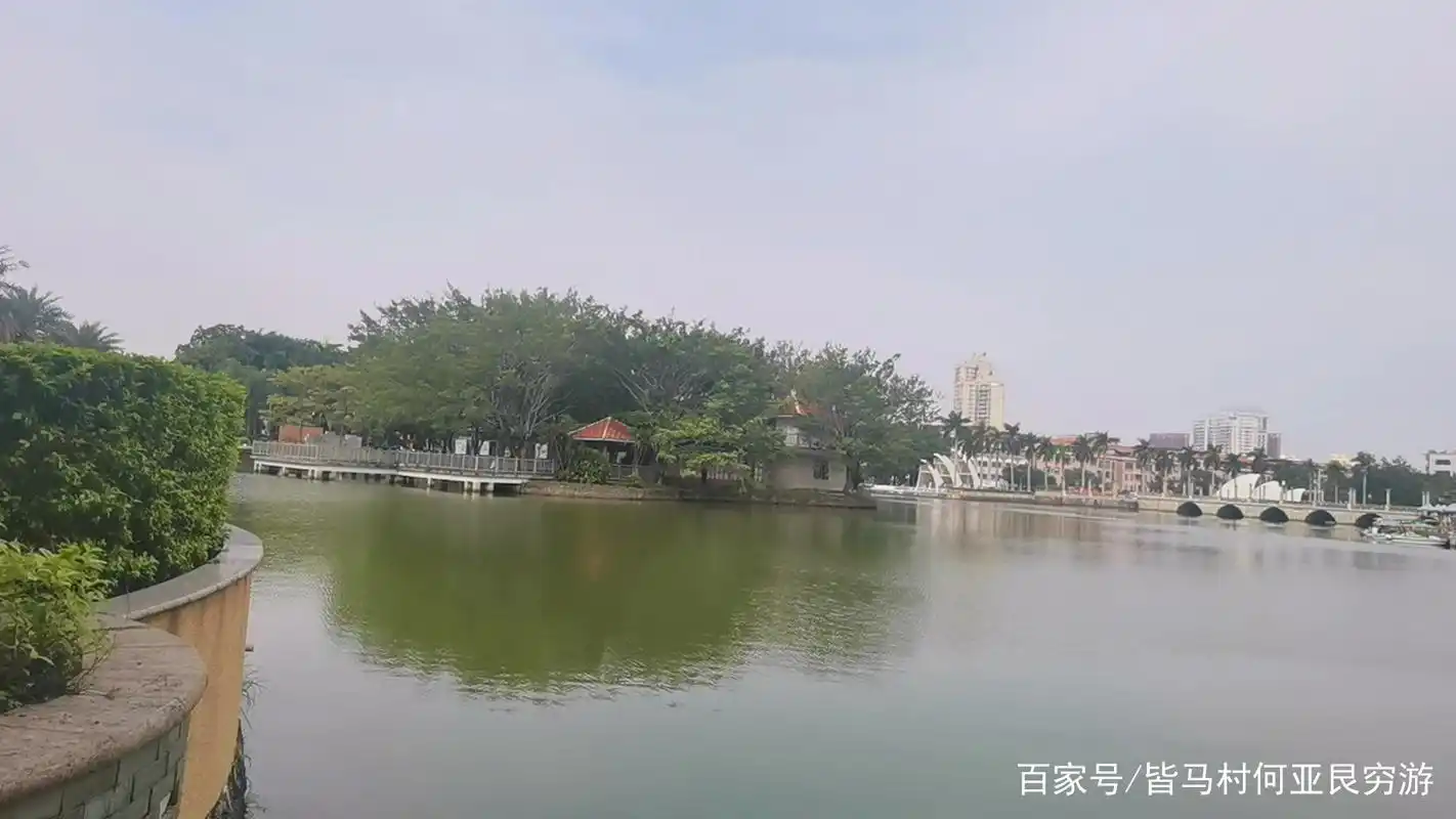 东莞黄江人民公园,有湖水可以坐船,有瀑布,有游泳池