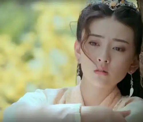 在2020年新版绝代双骄中,江玉郎把路仲远带来慕容九的房间里,慕容九没