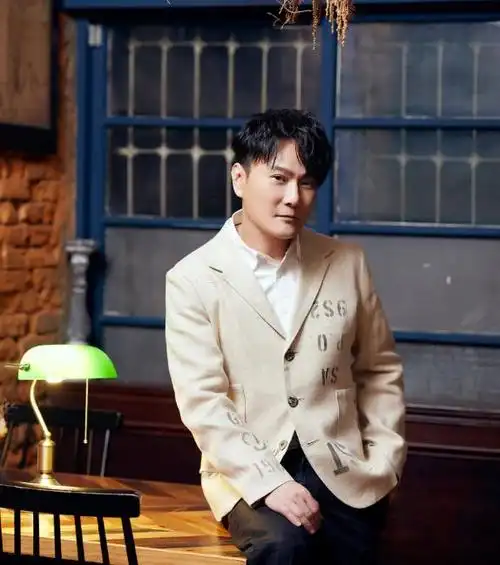 56岁张信哲现身商演,面部浮肿僵硬,与富婆唱歌全场牵手举止亲密