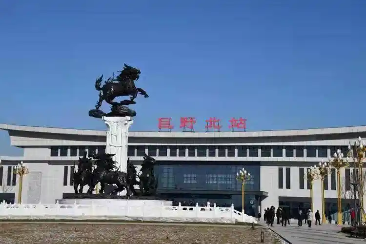 麒麟雕塑燃爆巨野北站千年古县驶入高铁时代