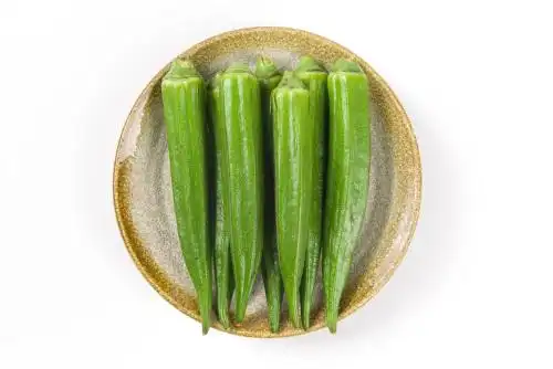 白底上的新鲜秋葵 秋葵