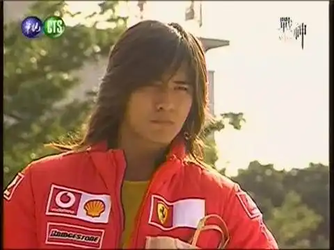 mars战神中陈零第一集出现的时候穿的红色法拉利外套,袖子可以卸下来