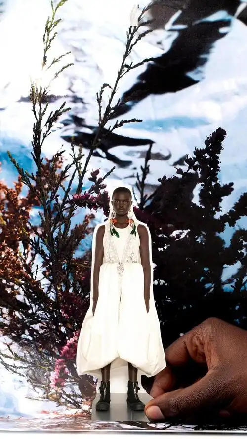 资讯 > 正文"纸片人"模特身穿本季新品,置身于大自然背景中,浪漫又