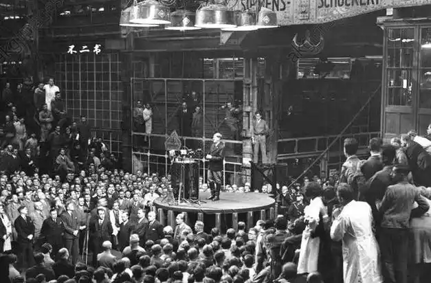 老照片1919年希特勒在工厂演讲时的场景情绪高昂带着癫狂