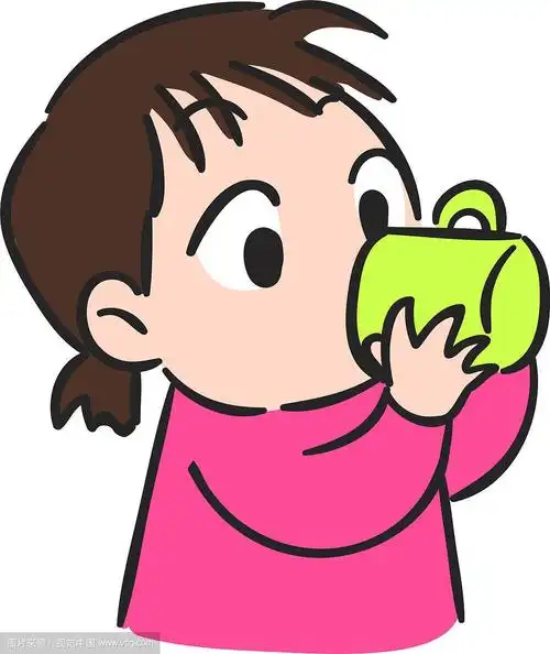 可爱的小女孩用玻璃隔离饮水