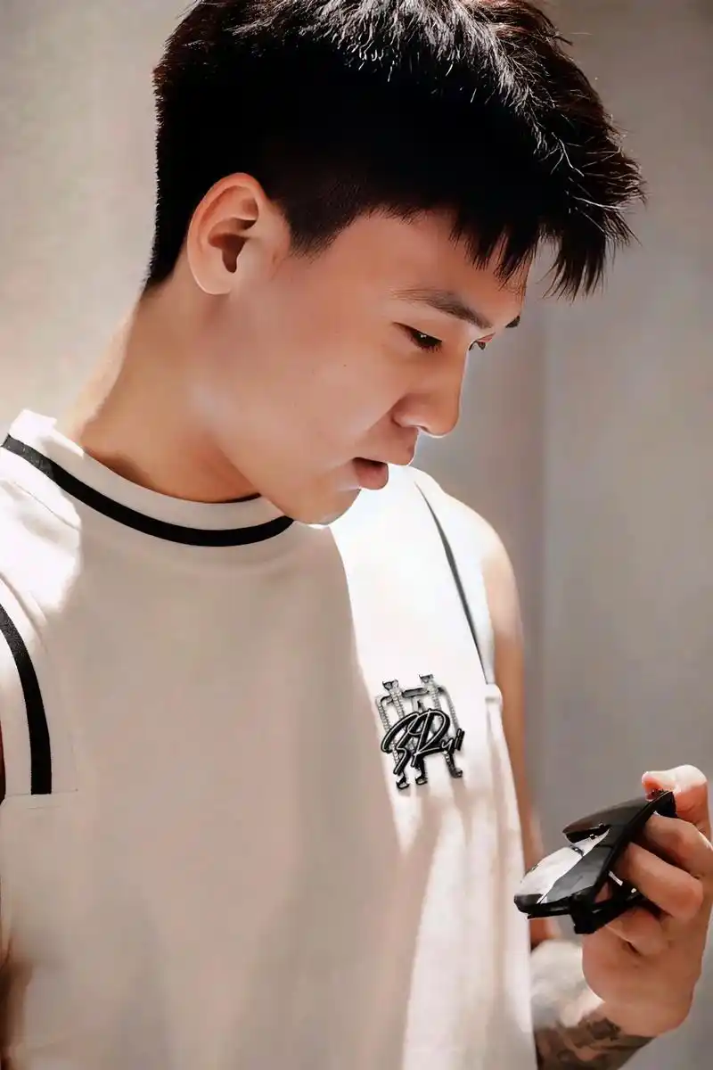 又是一组好图啊.#赵睿 图源:powolves - 抖音