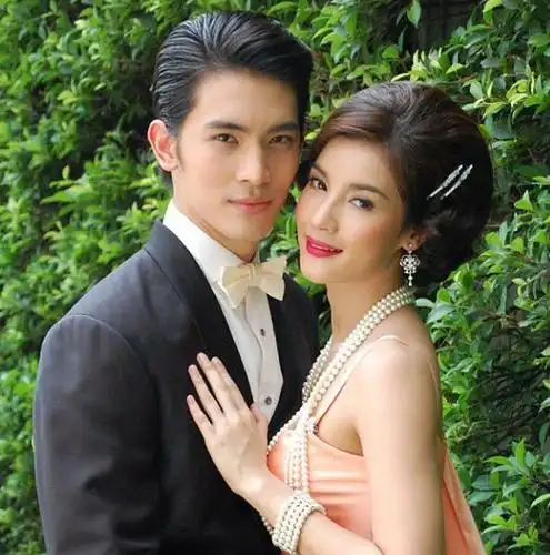 剧情简介 尚奇与苏丽的订婚,让富豪子达伦陷入失恋之中.